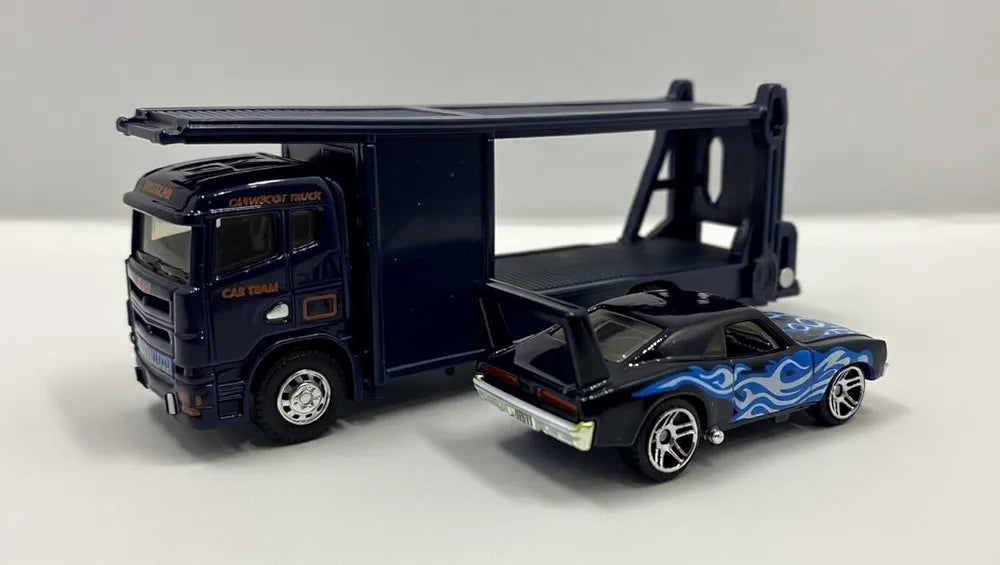 Mini Metal Muscle Car on Pull Back Carrier Truck – 2-in-1 Double-Decker Die-Cast Transporter, 1:64 Scale Toy Hauler for Kids with Chrome Wheels and Flame Decals (Pack of 1).